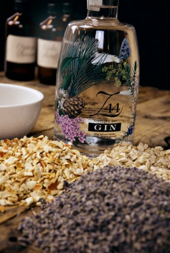 Botanicals Z44 z44_bottle_botanicals_2.jpg
